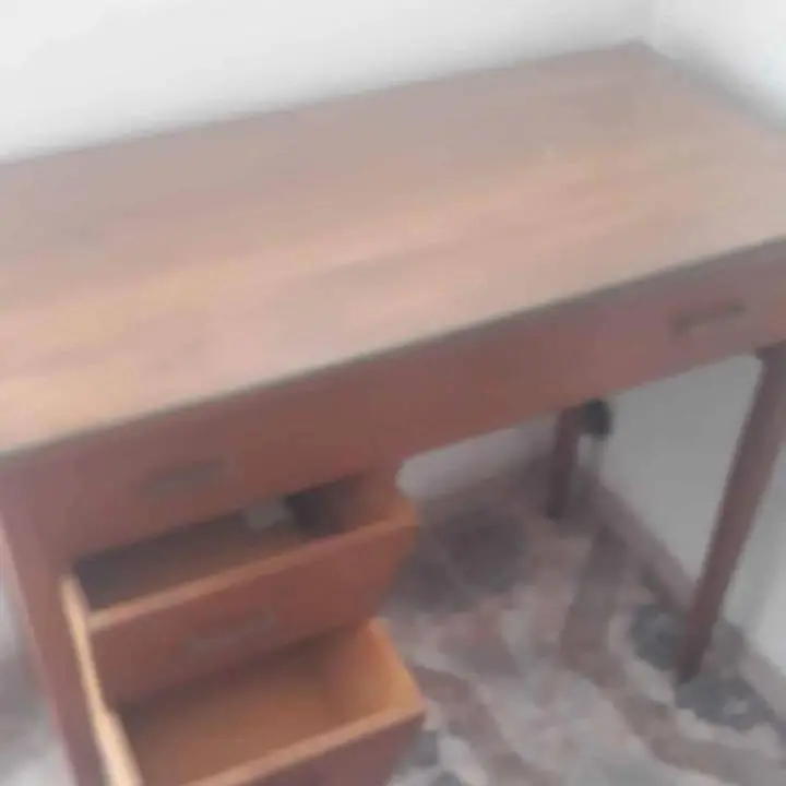 Escritorio de madera chico con vidrio. 40 mil. pompeya
