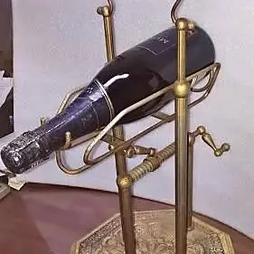 Antigua cuna decantadora peltre base simil marmol labrado de vinos champagne oportos coñac y otros