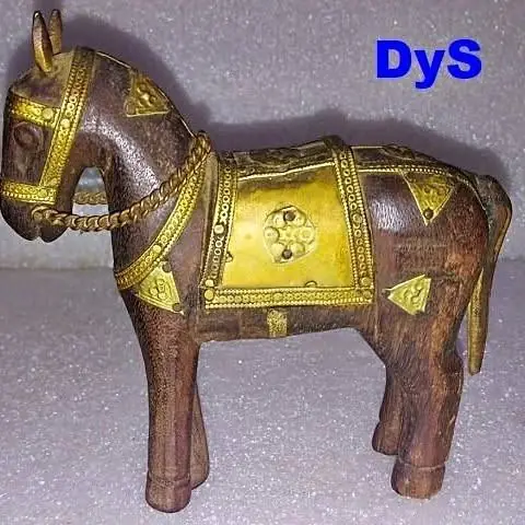 Caballo madera con apliques en cobre colección o adorno