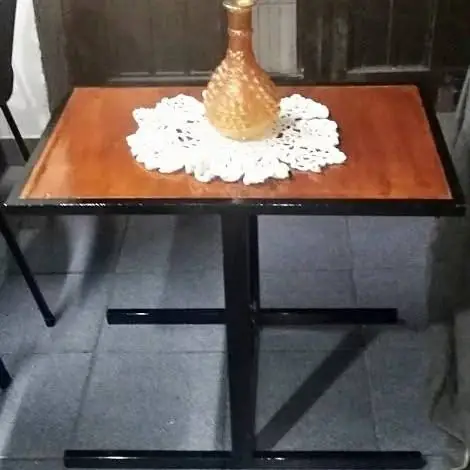 Mesa multi rubro sin uso reforzadas con agujeros roscados en patas para topes de goma o ruedas