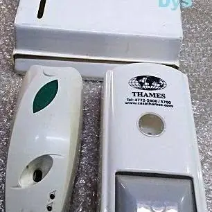 Kit para baño jabonero liquido toallero y aromatizador aerosol automático a pilas