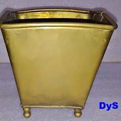 Porta maceta de bronce rectangular con patas 13.5X13.5X15 Cm alto