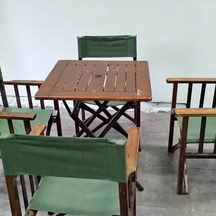 Mesa plegable con cuatro sillas plegables la mesa es de 70 por 70
