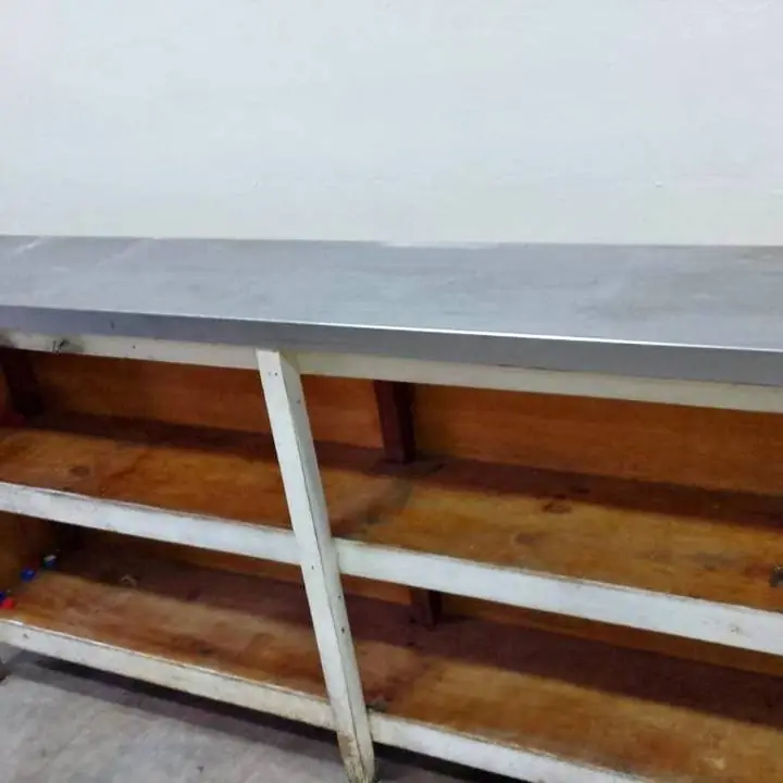 Mesa de trabajo tapa de acero estructura de madera con estante con dos estantes inferiores 2 m20 40