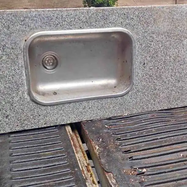 Mármol gris mara con bacha mide un metro 34 57 por 2 cm espesor y bacha mide 52 32