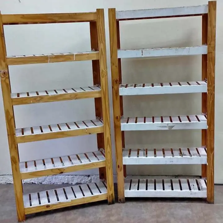 Dos estanterías de madera de 90 por 35 por 2 m de altura