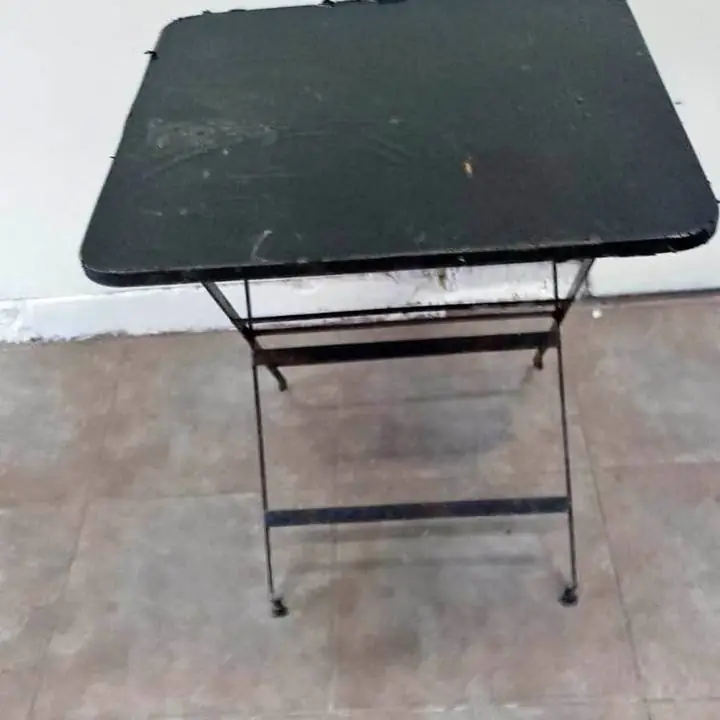 Mesa plegable de chapa de 70 por 70 por 75 de altura