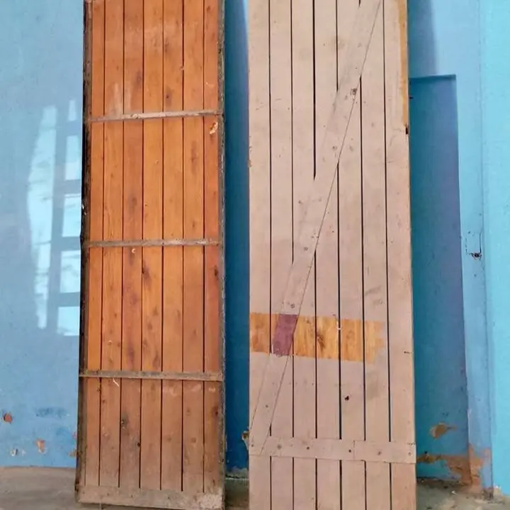 Dos hojas de portón en madera maciza y hierro ángulo tipo granero mide 3 m 73 por 88 cada hoja