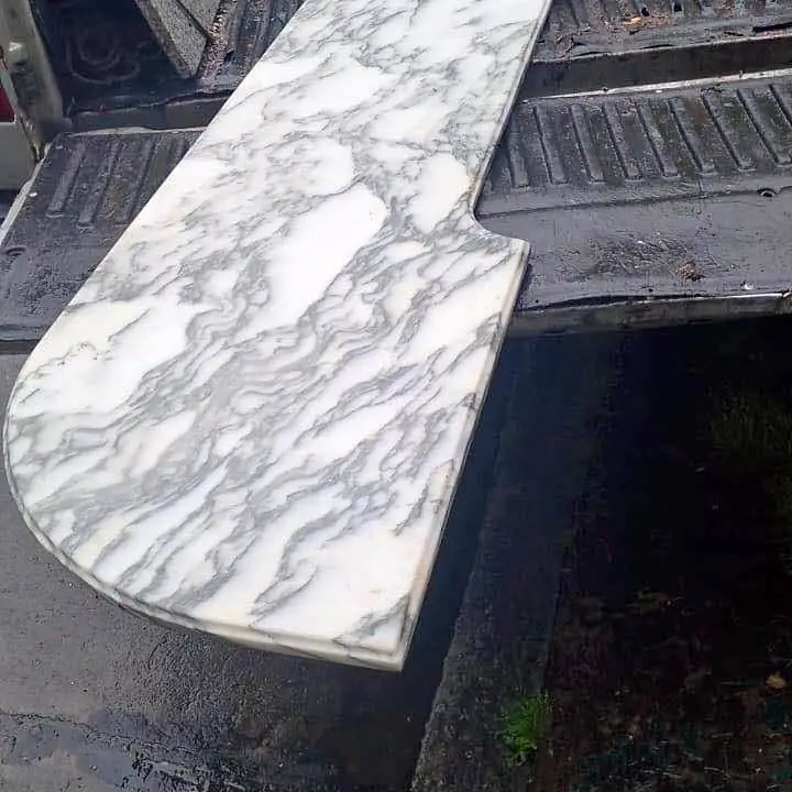 Mármol veteado blanco y gris