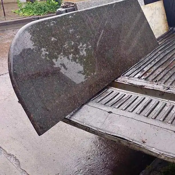 Dos cortes de mármol de un metro 95 por 60 por 2 cm de espesor cada uno
