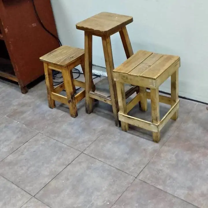 Tres bancos de madera dos bajos y uno alto el precio es por los 3