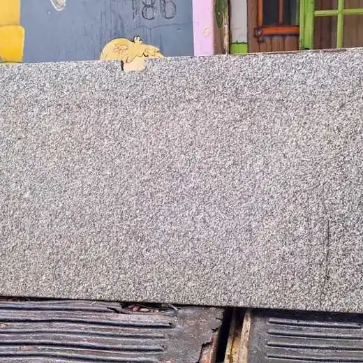 Mármol gris mara de un metro 62 por 72 por 2 cm de espesor y tiene una rajadura que se ve en la foto