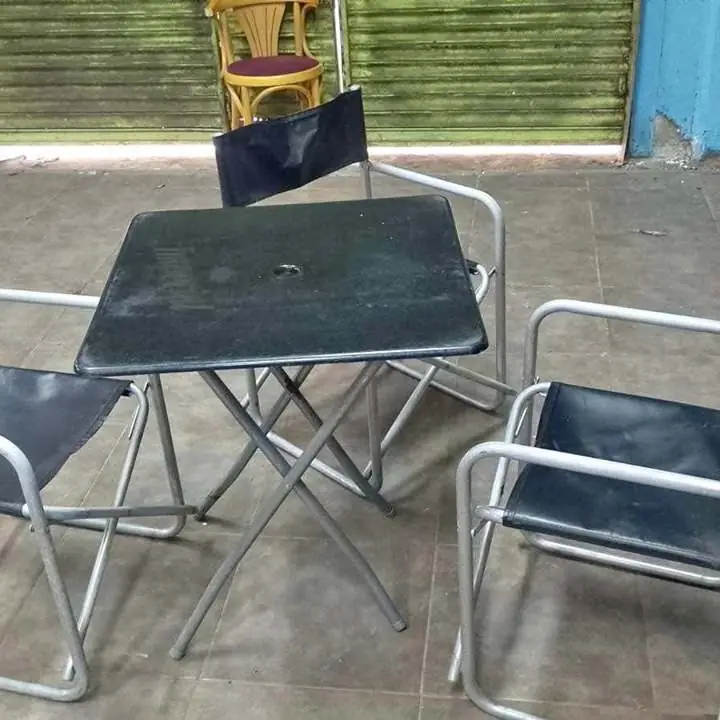 Juego de tres sillas y una mesa plegable de caño
