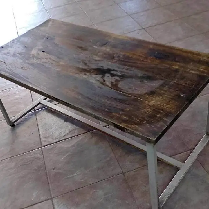 Hermosa mesa estructura de hierro tapa de madera dura