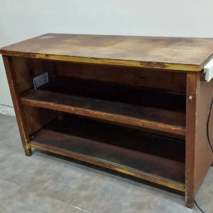 Mostrador de madera con tres tomas doble y alargue mide un metro 60 m 60 60 por un metro de altura