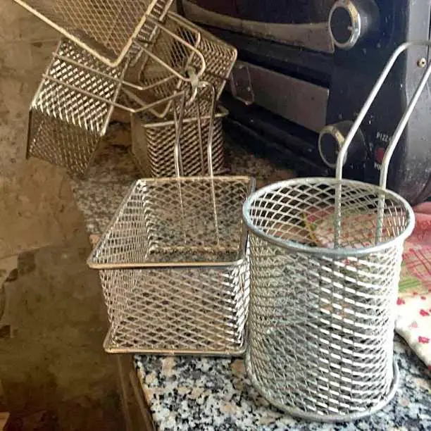 Canasto para servir porción de papas , rabas