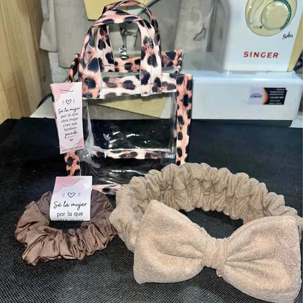 Kit para reglar bolsita PVC , vincha skin . Y scrunchie