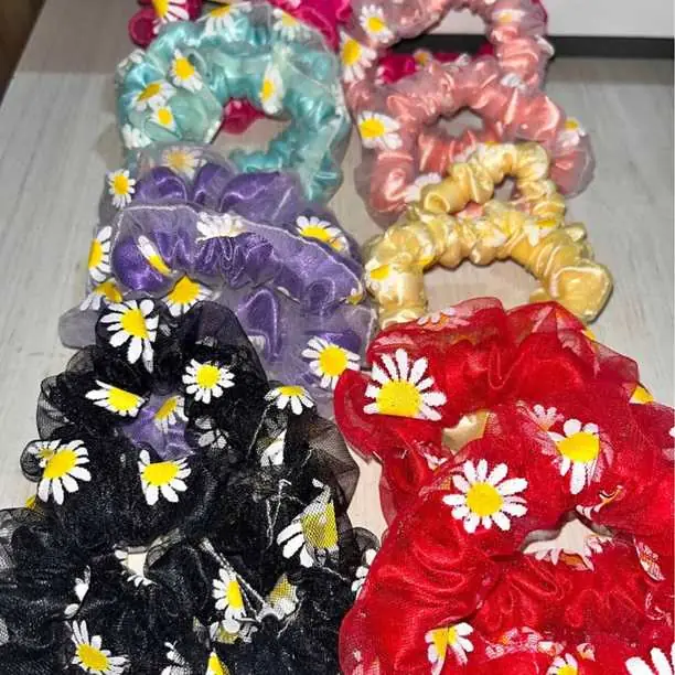 Scrunchies de tul y flores