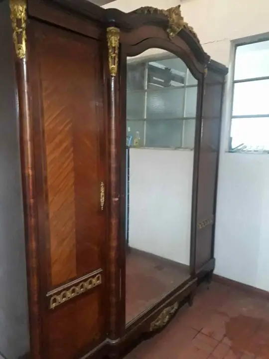 ROPERO antiguo con herrajes de bronce