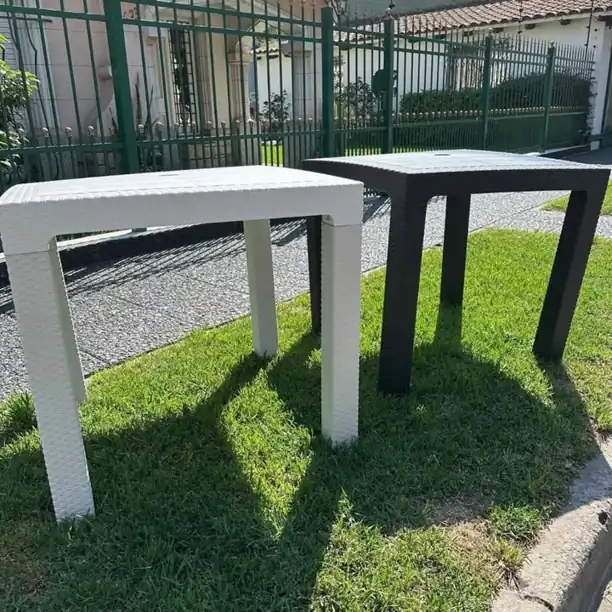 Mesa cuadrada alta, color negro