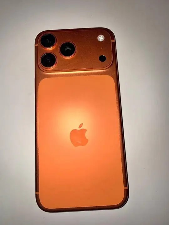Celular iPhone 17 Pro Max de 256GB - 99% -177 ciclos. Chips libres. Color naranja. Mínimo detalle