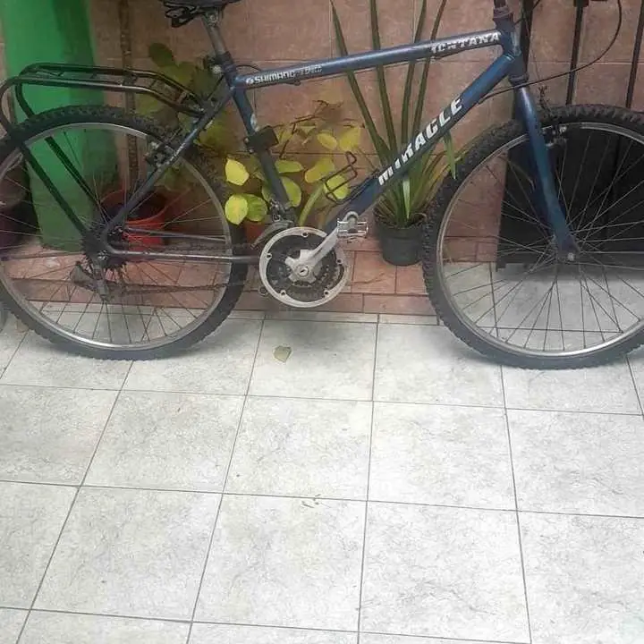 Vendo urgente bicicleta rod.26 cambiar haciendo y tengo entendido q las ruedas están desinflamar