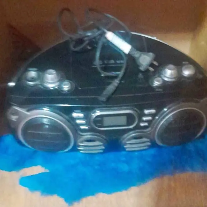 Liquido x mudanza radiograbador sanyo con CD y de regalo más de 40cd algunos originales