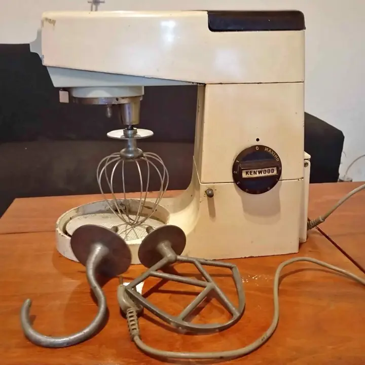 Batidora planetaria vintage Kenwood Chef A701 de la década de 1960, acompañada con 3 accesorios