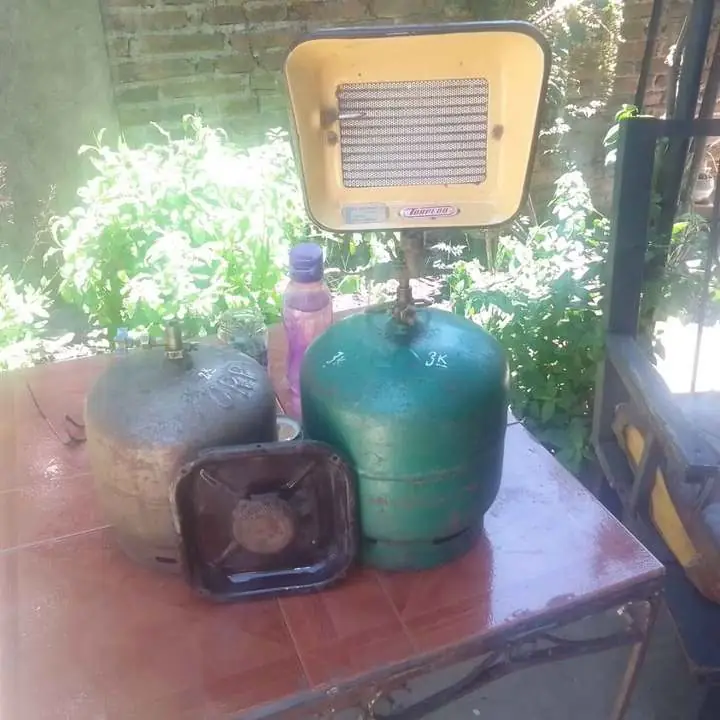 Vendo dos garrafas una de 2 k otra de 3 k con estufa torpedo más mechero enlozado