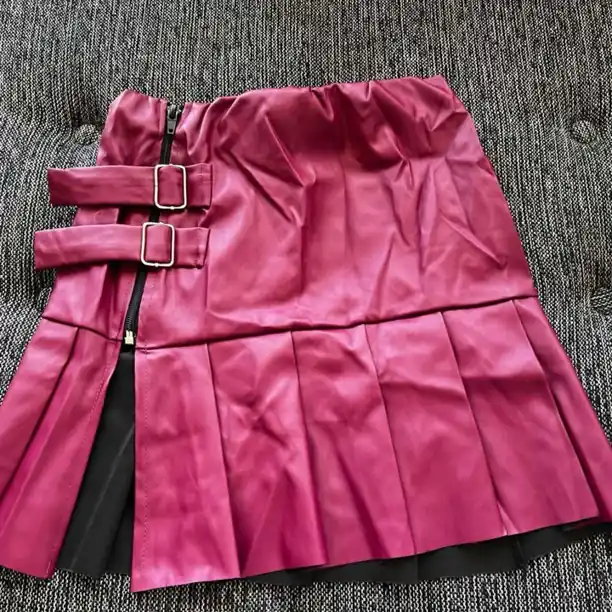 Mini falda eco cuero talle 36 bordó
