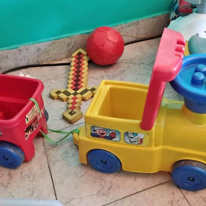 Tren de juguete usado como nuevo