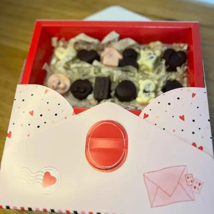 Bombones San Valentin surtidos de chocolate semiamargo y chocolate blanco rellenos de dulce de leche