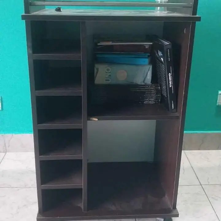 Mesa bar con rueditas