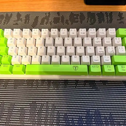 Teclado Mecánico T-Dagger Arena 60% White/Green - Switch Brown con clave USB-C original