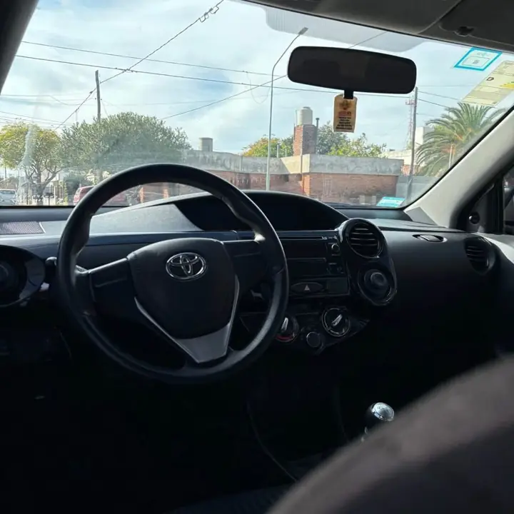 Toyota Etios X Sedan Año 2022 Motor 1.5 Cadenero Nafta Solo 82mil k.m permuto y financio !
