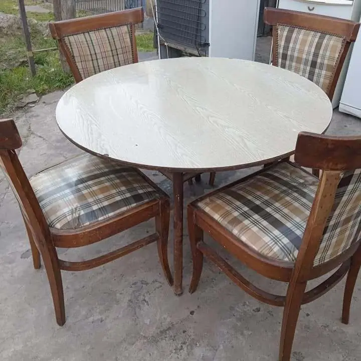 Mesa mas 4 sillas muy buena