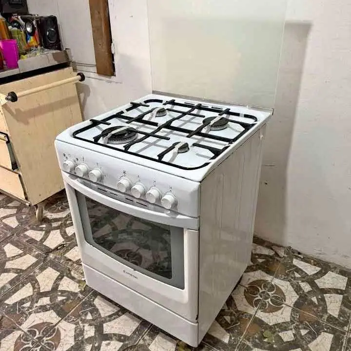 Impecable cocina aristón con grill!