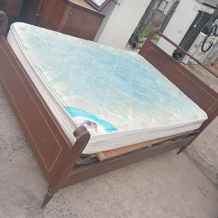 Cama de 2 plazas con colchon madera cedro