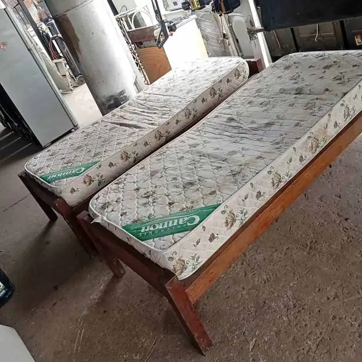 2 Camas de algarrobo más colchón!