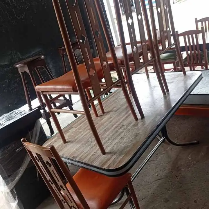 Mesa con 4 sillas buen estado