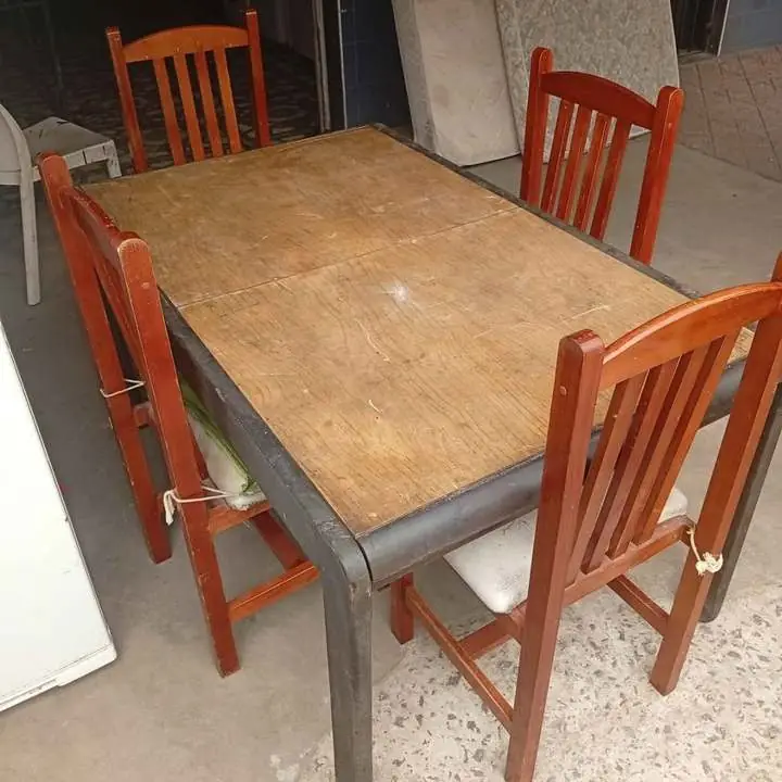 Mesa con 4 sillas usada pero firme