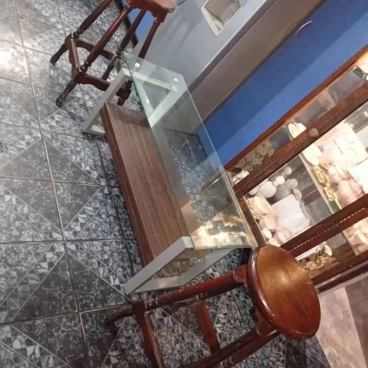 Banquetas de algarrobo y mesita ratonera
