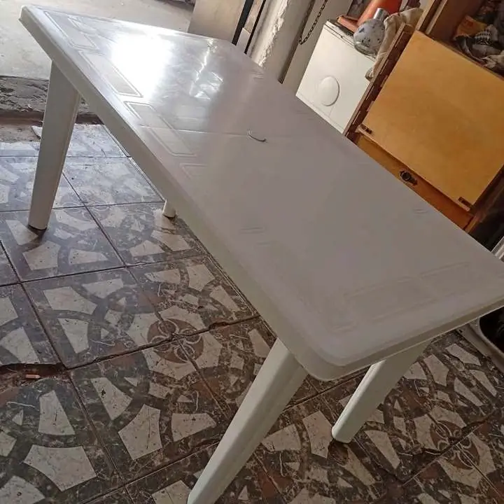 Mesa plástica reforsada en buen estado