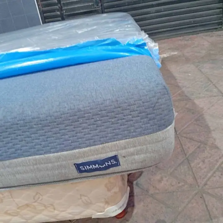 Colchón de dos plazas y media simons !