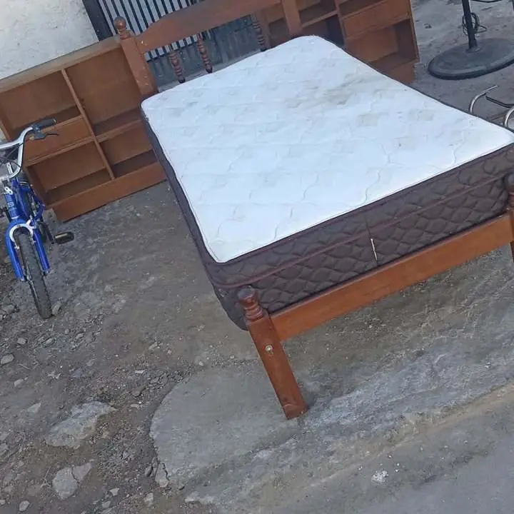 Cama más colchón de algarrobo y muebles