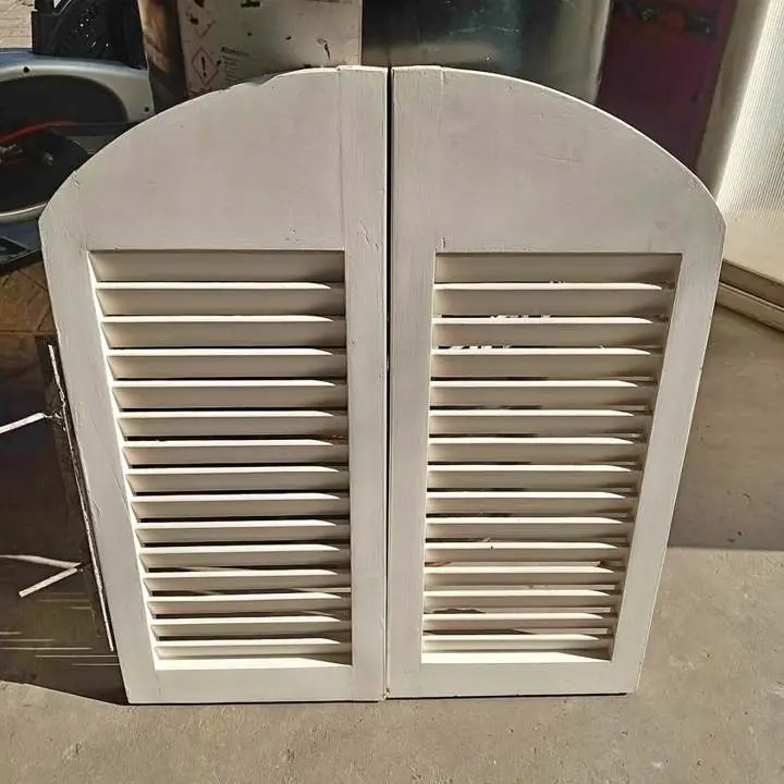 Puerta vaivén impecable con visagra