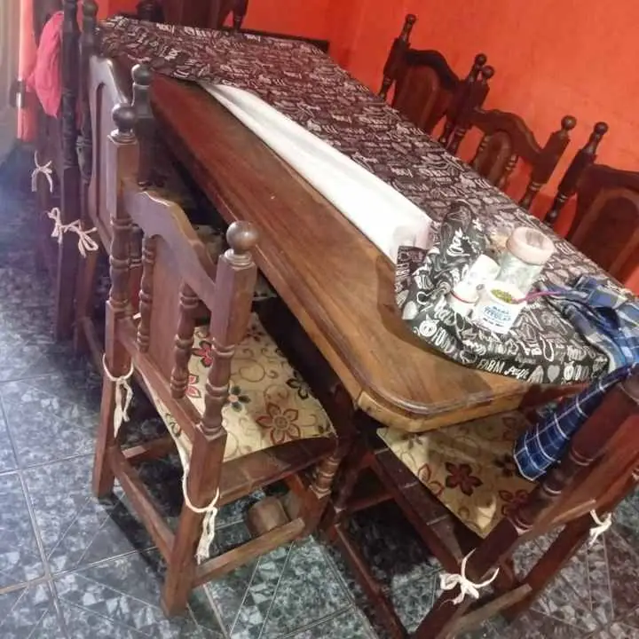 Mesa de algarrobo más 6 sillas