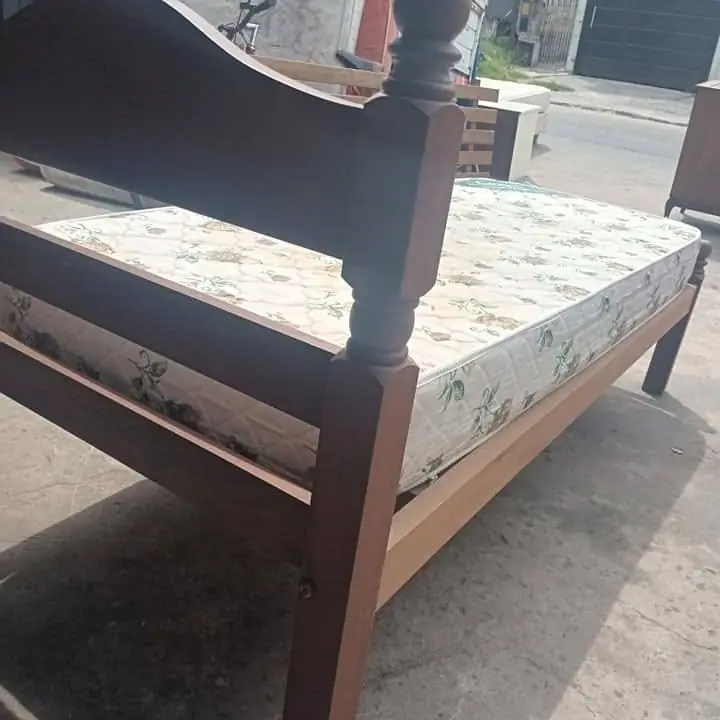 Cama de algarrobo con colchon canon