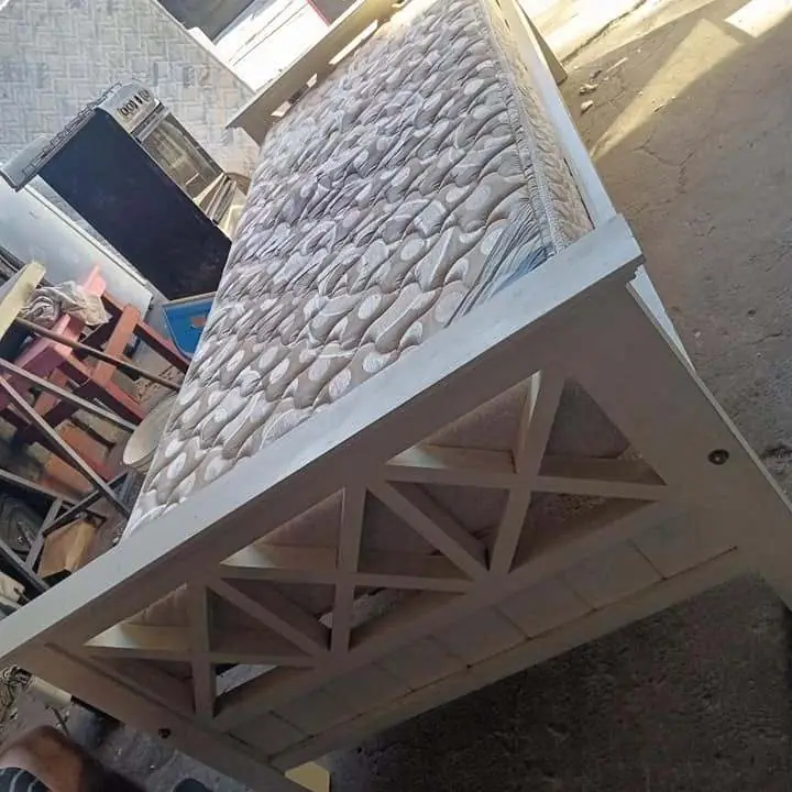 Cama con colchon impecable
