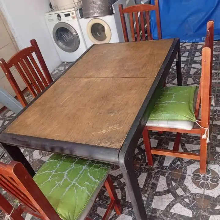 Mesa con 4 sillas usada firmes en bue. Estado